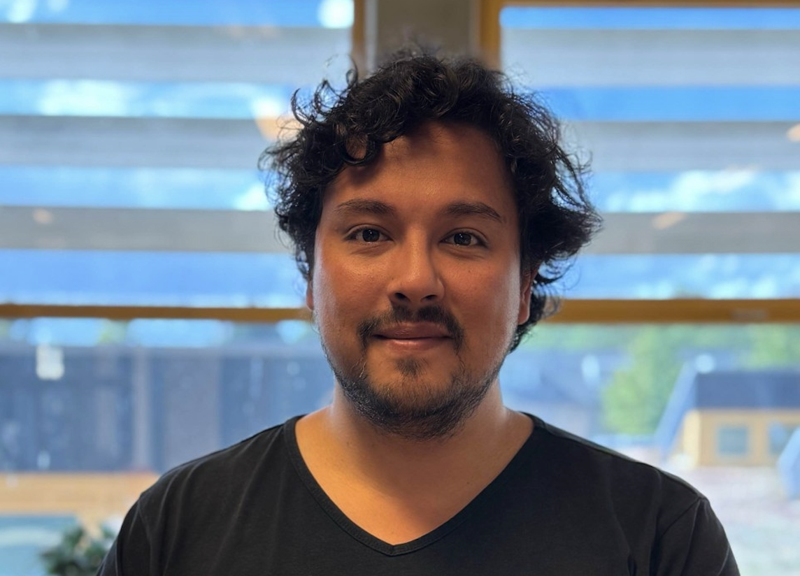 Docent Enzo ging zelf van ZMOK-onderwijs naar de universiteit: ‘Het dossier van een kind is nooit het hele verhaal’